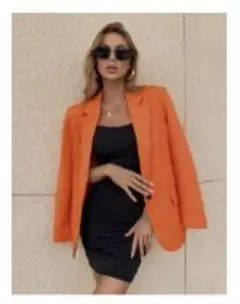 オレンジ色がまぶしいジャケット