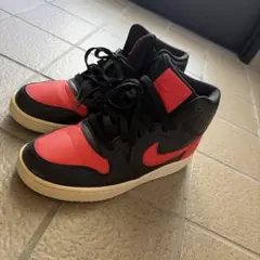Nike ブラック/レッド ハイカットスニーカー