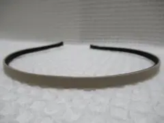 合皮の細いカチューシャ　（幅　６㎜）　ライトベージュ系