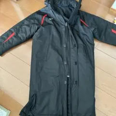 ASICS ベンチコート 黒 赤アクセント