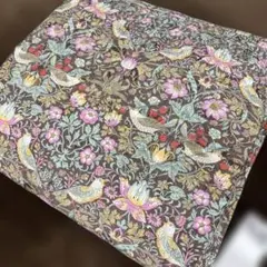 V&A マルチカバー　いちご泥棒　正方形　200×200 ブラウン