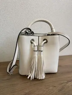 ZARA タッセル付きホワイトショルダーバッグ