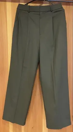 UNIQLOオリーブ タックワイドパンツ バックポケット付き