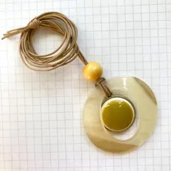 イエロー　ハンドメイド　牛革紐ペンダント・ネックレス