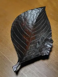 軽井沢彫　葉っぱ型の木製皿 花彫刻付き