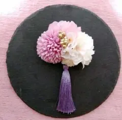 ラベンダーと白のピンポンマムに桜舞う髪飾り　ヘアクリップ