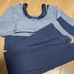 グレーとネイビーのランニングウェアセット
