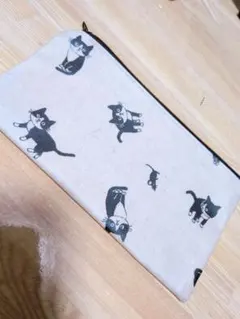 黒猫デザインのポーチ