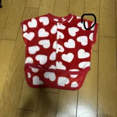 赤いハート模様のベビーベスト