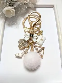 ハンドメイドチャーム　バッグチャーム　キラキラスクエア　お花　バッグ　白