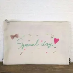 ハンドメイド　刺繍　ポーチ　マルチケース　小物入れ　ハート　リボン　ビーズ
