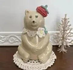 クマ型置物 レース襟 ニット帽子付き