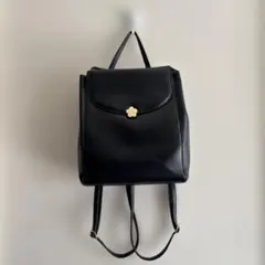黒いバックパック フラワーモチーフ付き
