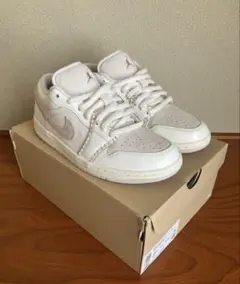 ⁠【未使用級】ナイキ ウィメンズ エアジョーダン1 ロー SE ベージュ 白⁠