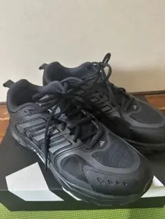 adidas ブラック ランニングシューズ