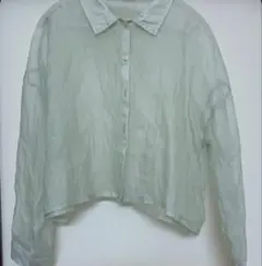 薄いグリーンの長袖シャツ