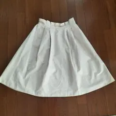 WORLD　ベージュ フレアスカート タック入り　Мサイズ