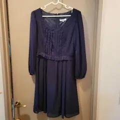 ナチュラルビューティベーシック　ネイビーのきれいめワンピース