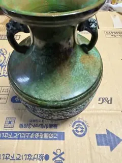 緑色の金属製花瓶