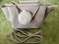 薄いピンクのショルダーバッグ