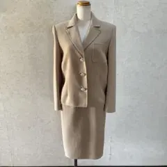 ベージュ スカートセットアップ ジャケット付き