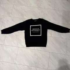 黒のプリントトレーナー 赤いライン付き