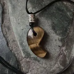 タイガーアイ(虎目石)の素朴な勾玉のペンダント