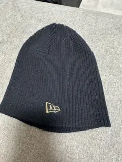 黒いリブ編みニット帽 ゴールドロゴ