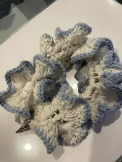 スマホストラップ フリル 白と水色