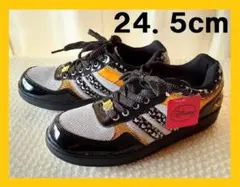 ✨新品✨ミッキーマウススニーカー ２４．５ｃｍ ホワイト×ブラック×ゴールドのサムネイル