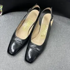 フェラガモ　パンプス　黒