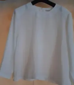 シンプルホワイト長袖シャツ