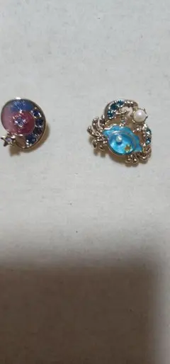 Set of 2 earrings featuring seashell and crab motifs