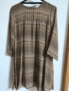 【新品】H&M 幾何学模様 ひざ丈ワンピース 長袖