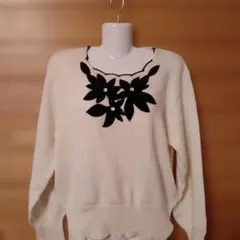 黒色花モチーフの白セーター