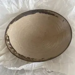 ベージュの陶器深皿