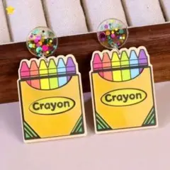 カラフルクレヨンモチーフピアス　カジュアル　個性的　ユニーク　アクリルピアス