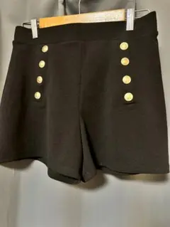 黒 ボタン付き ショートパンツ