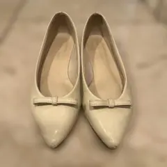 アイボリー リボン付き フラットシューズ　22.5