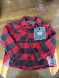 赤と黒のチェック柄シャツ