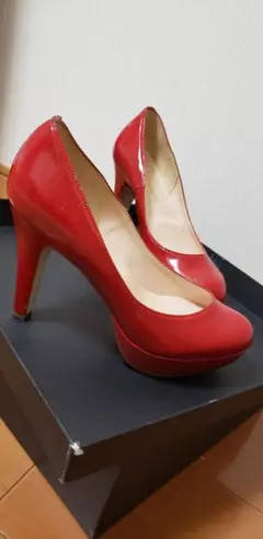 インパクトがある真っ赤なハイヒール！