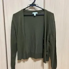 オリーブ色の長袖カーディガン