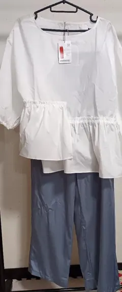 コーデ売り ホワイトペプラムトップスとシルバーパンツ