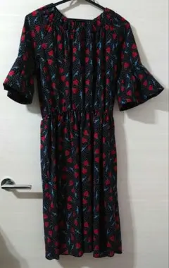 GU×UNDERCOVER 花柄ワンピース 黒 フレア袖