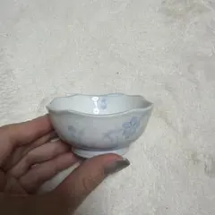 白地に淡い青花模様の陶器　小鉢
