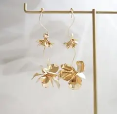 大ぶり フラワーモチーフ ゴールドピアス