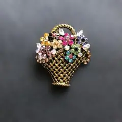 【新品】ビンテージ風花かごデザインのブローチ ゴールドベース