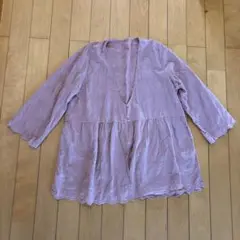 刺繍デザインが施された淡いピンクのボタンダウンシャツ。