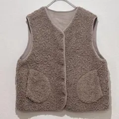 【F】 ボアベスト ノーカラー モカベージュ ポケット フロントボタン