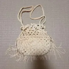 フリンジ付きクリーム色かごバッグ